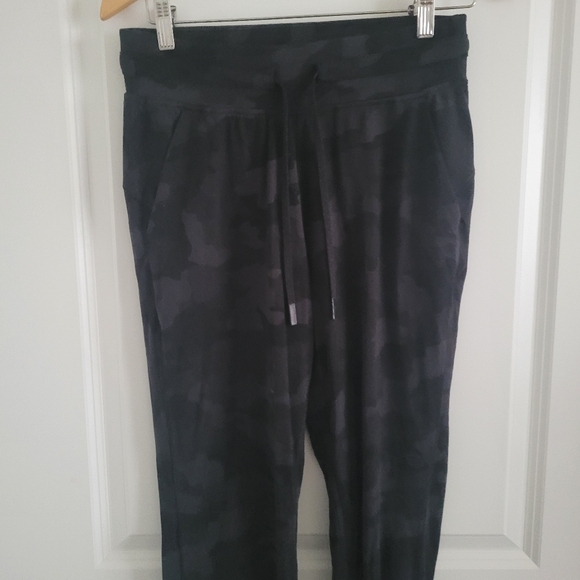 LULULEMON Black Camo Jogger Pants - Picture 3 of 5